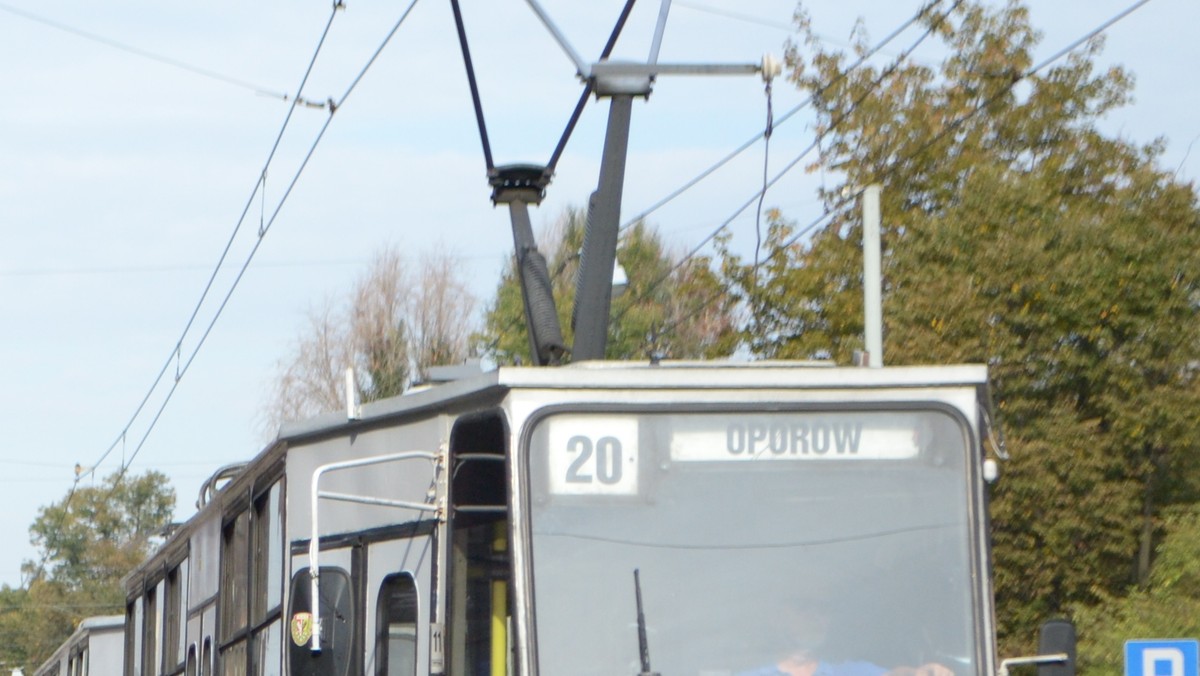 Tramwaje linii 20 i 24 powracają na ul. Podwale. Od soboty 26 kwietnia pojazdy będą kursować także po północnym torze. Tego dnia na swoją stałą trasę mają powrócić także autobusy linii 138, które jeździły objazdem z powodu remontu przejazdu na ul. Średzkiej.