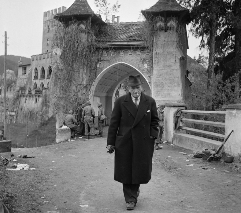 Édouard Daladier opuszcza zamek Itter po wyzwoleniu, 5 maja 1945 r.