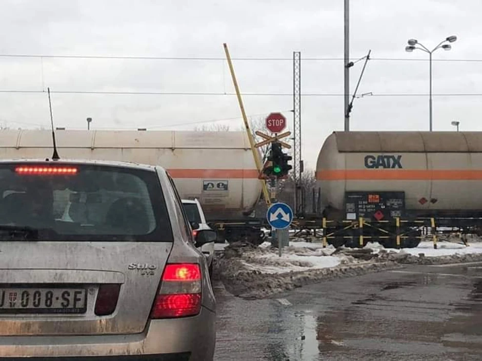 Podignuta rampa i zeleno na semaforu dok prolazi voz u Pančevu