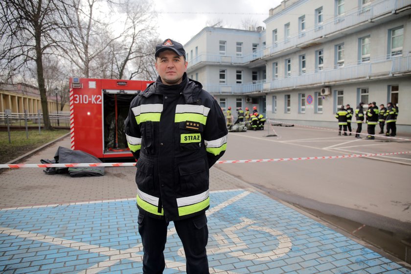 Zobaczył ogień w oknie szkoły. Nie wahał się ani przez chwilę. - Od tego  może zależeć czyjeś życie - mówi mieszkaniec Łęczycy