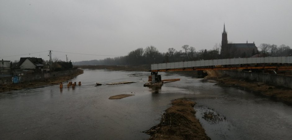 Kładka nad Pilicą w Sulejowie częściowo osadzona. Mieszkańcy zyskają bezpieczną przeprawę przez rzekę