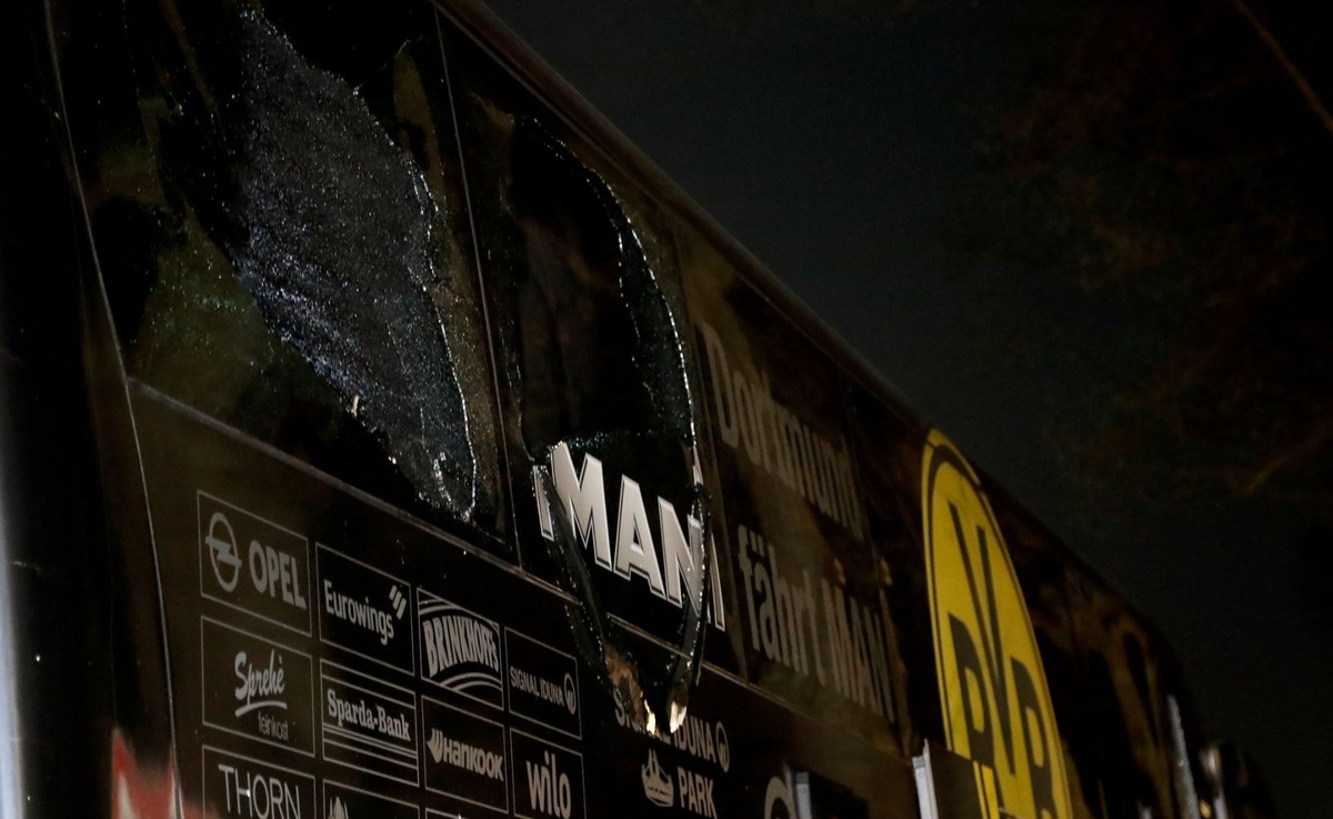 "Każde zdarzenie o charakterze terrorystycznym, które może narażać polskich obywateli na utratę życia, zdrowia lub niebezpieczeństwo, będzie wyjaśniane przez służby specjalne i prokuraturę. Wszczęcie śledztwa w sprawie ataku na autokar Borussi Dortmund i rzetelne wyjaśnienie tej sprawy jest powinnością polskiego państwa"