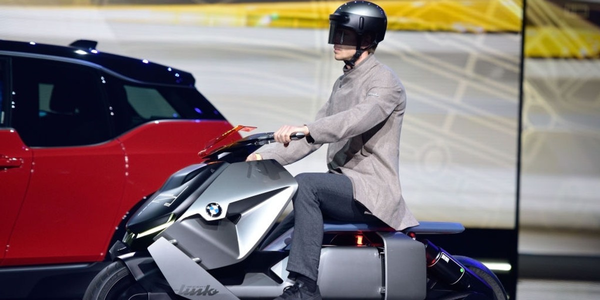 Futurystyczny elektryczny motor BMW i równie futurystyczny kask. Można było je zobaczyć niedawno na targach we Frankfurcie