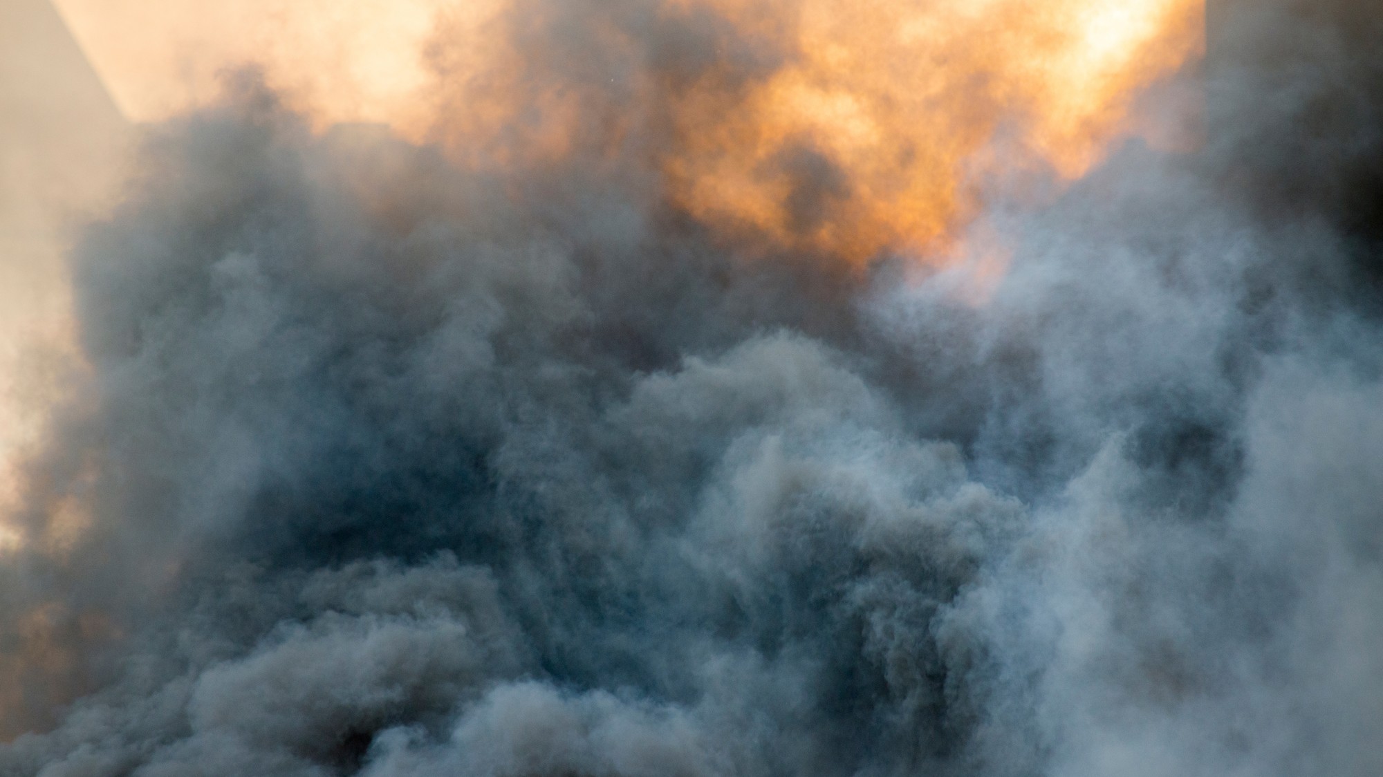 Okolie hotela zahalil stúpajúci dym (ilustračné foto).