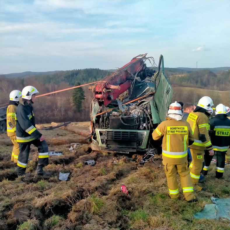 Ciężarówka z drewnem spadła ze skarpy na Podkarpaciu