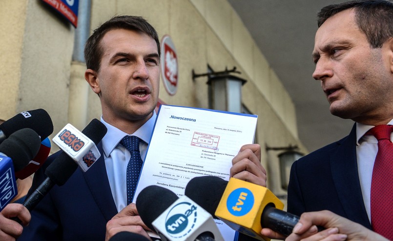 Politycy Nowoczesnej Adam Szłapka (L) i Paweł Rabiej (P)