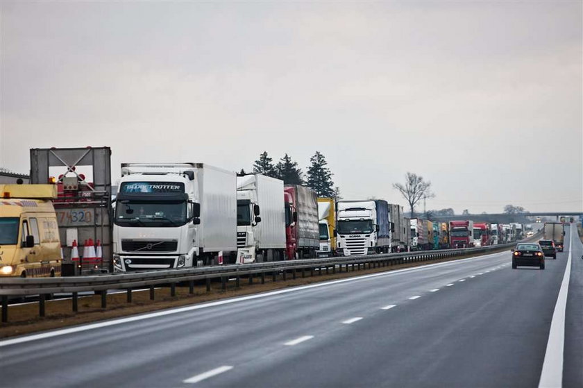 Ciężarówka zablokowała autostradę 