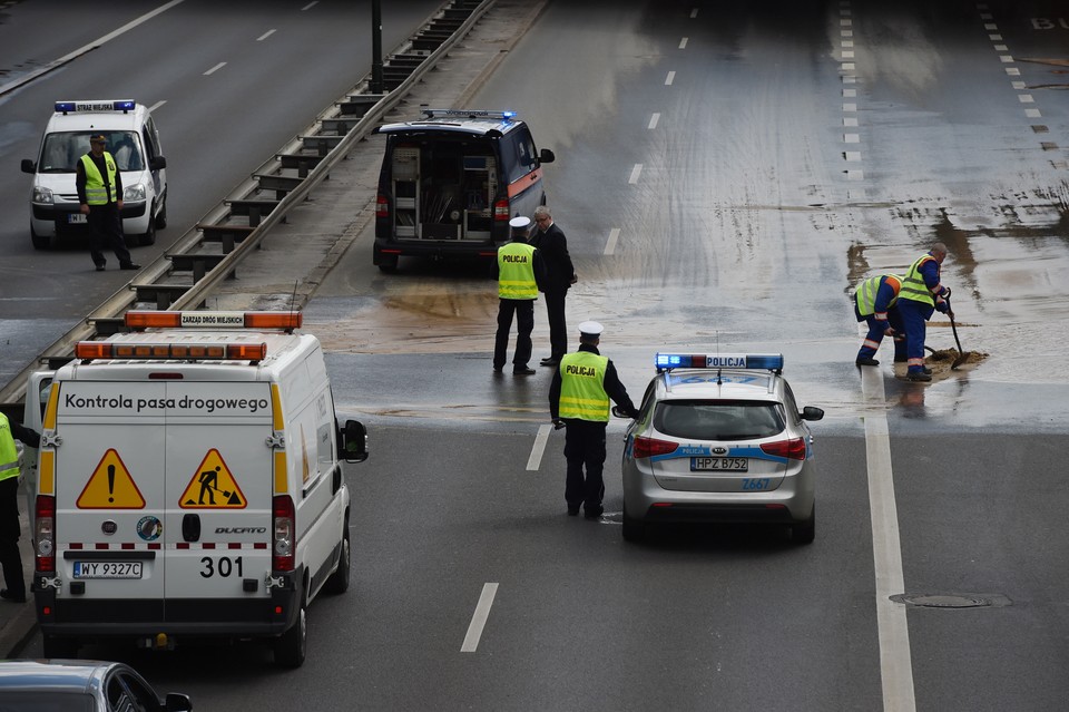 WARSZAWA TRASA ŁAZIENKOWSKA AWARIA WODOCIĄGÓW (awaria wodociągów na Trasie Łazienkowskiej)