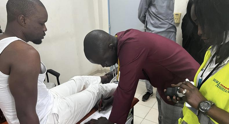 Ousmane Sonko, consulté par un médecin après avoir été pris d'un malaise au tribunal de Dakar, le 16 mars 2023.