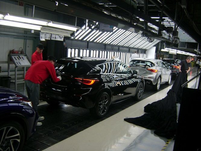 Wkrótce do Q30 dołączy nieco większy model QX30. Jego produkcja rozpocznie się wiosną 2016 roku.