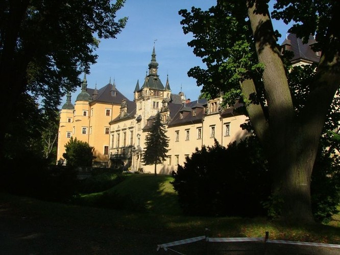 <strong>Zamek-hotel w Kliczkowie</strong>
<br></br>
Ponad 700 lat temu murowano-drewniany zamek na wysokim, prawym brzegu Kwisy był kolejnym elementem w systemie warowni granicznych książąt świdnicko-jaworskich. Ufundowany prawdopodobnie przez Bolka I Surowego do obrony przed najazdami czeskimi. W okresie wojen napoleońskich majątek został zniszczony i rozgrabiony przez wojska napoleońskie. W XIX wieku rezydencja była kilkakrotnie gruntownie przebudowywana, a w latach 1877-1918 na zaproszenie właściciela dóbr w Kliczkowie gościł tu wielokrotnie cesarz niemiecki Wilhelm II, Majątek przetrwał II wojnę światową bez większych zniszczeń; jednak w 1945 został doszczętnie rozgrabiony przez Armię Czerwoną i szabrowników podążających za frontem. Zamek przez lata służył jako siedziba jednostki wojskowej. Pierwsze powojenne próby remontu zamku ruszyły w latach 70., gdy obiekt przejęła Politechnika Wrocławska.
<br></br>
W 2012 uruchomiono tu hotel 