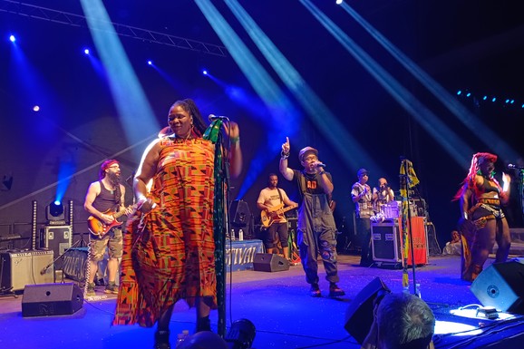 SPEKTAKULARAN NASTUP GRUPE "ARRESTED DEVELOMPENT" NA "NIŠVILU" Igrali, pevali sa publikom, a onda je pevačica donela dete na binu (FOTO, VIDEO)