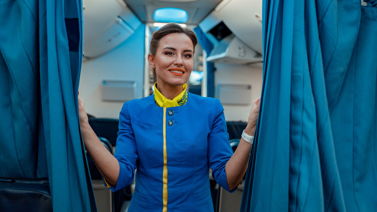 Dlaczego stewardesa wita cię uśmiechem? Ocenia cię już na wstępie