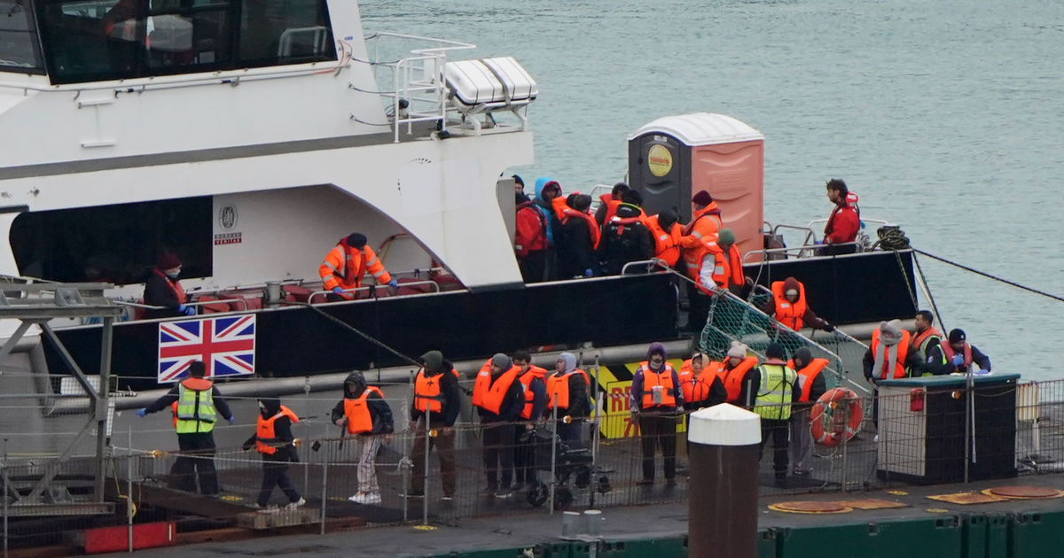 Germany approves ten-year jail law for smugglers as 40,000 cross Channel