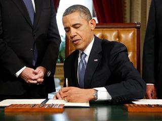 Barack Obama podpisuje
