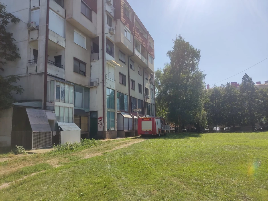 Muškarac preti da će skočiti sa terase u Jagodini