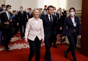 Ursula fon der Lajen i Emanuel Makron u Pekingu