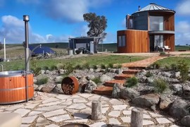 SILOS ZA KUKURUZ transformisali u NAJLUKSUZNIJU KUĆU i izdaju je za masne pare: Gosti se otimaju da spavaju ovde, a samo od cene noćenja zaboli glava