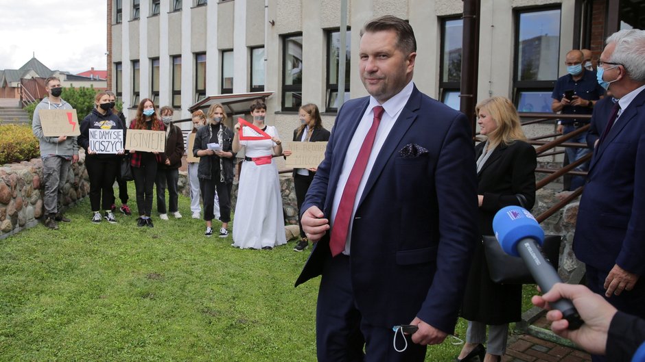 Minister edukacji i nauki Przemysław Czarnek (C) podczas wizyty w Katolickiej Szkole Podstawowej i Niepublicznym Przedszkolu im. Świętej Rodziny w Olsztynie, 2 września 2021 r.