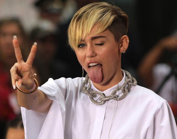 Miley Cyrus opłaciło się rozebrać – jest numerem jeden!