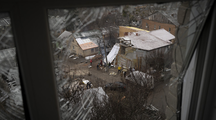 Így telik a fegyverszünet Ukrajnában / Illusztráció: Helybeliek segédkeznek egy szilveszter napi orosz tüzérségi támadásban lakhatatlanná vált ház újjáépítésében Kijevben 2023. január 6-án / Fotó: MTI/AP/Roman Hrisztyina