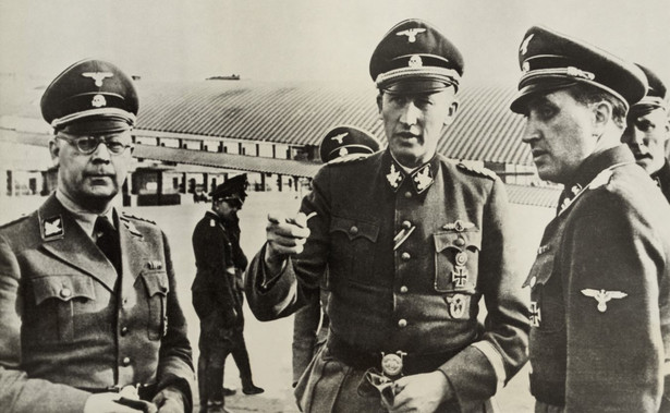 W 1938 r. szef SS Heinrich Himmler (z lewej) zapowiedział, że jego intencją jest wychowanie germańskiej rasy rozsianej po całym świecie.