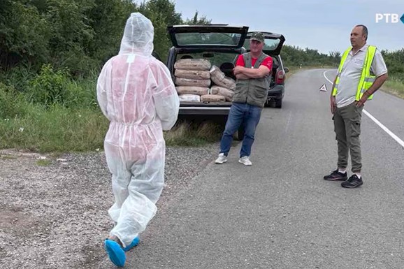 UŽAS U BANATU Pronađeno 60 vreća ŽIVOTINJSKOG OTPADA, građani u strahu od afričke kuge: "Osetili smo jak i neprijatan miris, odmah smo prijavili!"