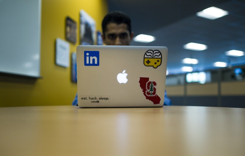 Skutecznie napisane podsumowanie zawodowe jest krótkie i magnetyczne. Wbrew pozorom, poprawne stworzenie tej części profilu jest dość trudne. Masz maksymalnie cztery linijki tekstu, aby opisać siebie i swoje dokonania. Najpierw napisz kim jesteś np. „Jestem managerem z 3 letnim doświadczeniem w branży finansowej.” Następnie wymień swoje dwa największe osiągnięcia/specjalizacje zawodowe np. „Z sukcesem stworzyłem i wdrożyłem strategie sprzedaży nowych produktów finansowych. Zbudowałem ogólnopolski zespół sprzedażowy, który codziennie osiąga ponadprzeciętne wynki.” Na koniec upewnij się, że twoje podsumowanie zawodowe jest spójne z nagłówkiem.