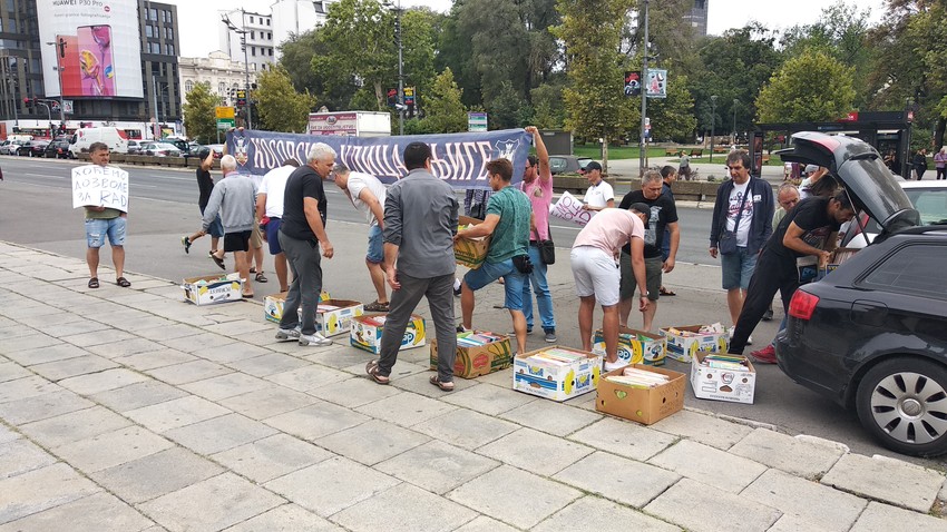 Iznose knjige ispred Skupštine