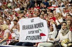 Aktywistka walcząca o prawa kobiet wyrzucona z łódzkiej Atlas Areny podczas meczu Polska - Iran [WIDEO]