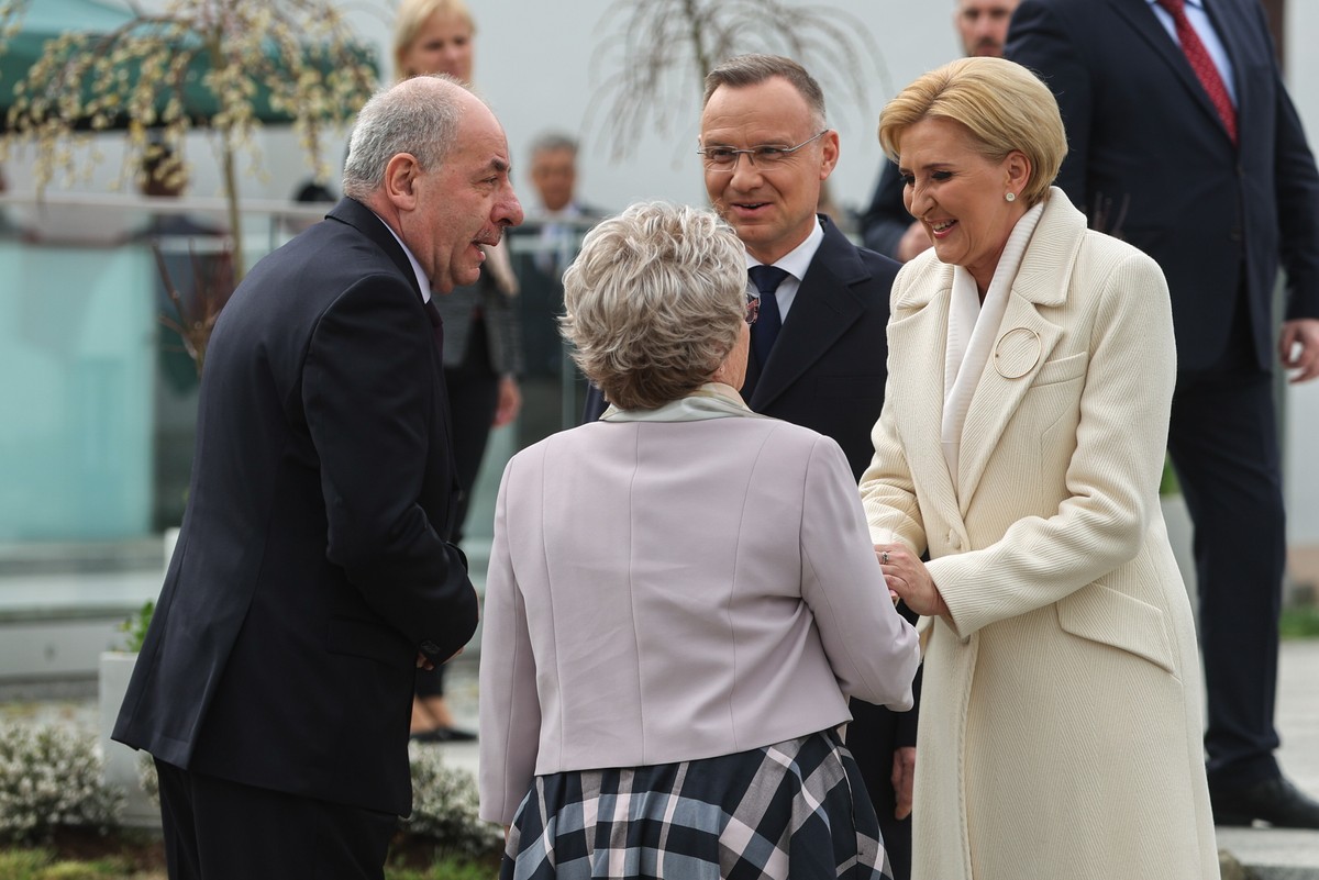 Prezydent RP Andrzej Duda (2P) z małżonką Agatą Kornhauser-Dudą (P) i prezydent Węgier Tamas Sulyok (L) z małżonką Zsuzsanną Nagy (2L) podczas powitania na Dziedzińcu Centrum Kultury i Sztuki w Starym Sączu. Spotkanie zorganizowano z okazji Dnia Przyjaźni Polsko-Węgierskiej. (mr) PAP/Grzegorz Momot