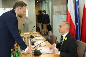 Warszawa, 19.04.2024. Przewodniczący komisji, poseł KO Michał Szczerba (P) i członek komisji, poseł PiS Zbigniew Bogucki (L) na posiedzeniu sejmowej komisji śledczej ds. afery wizowej, 19 bm. w Sejmie w Warszawie. (aldg) PAP/Rafał Guz