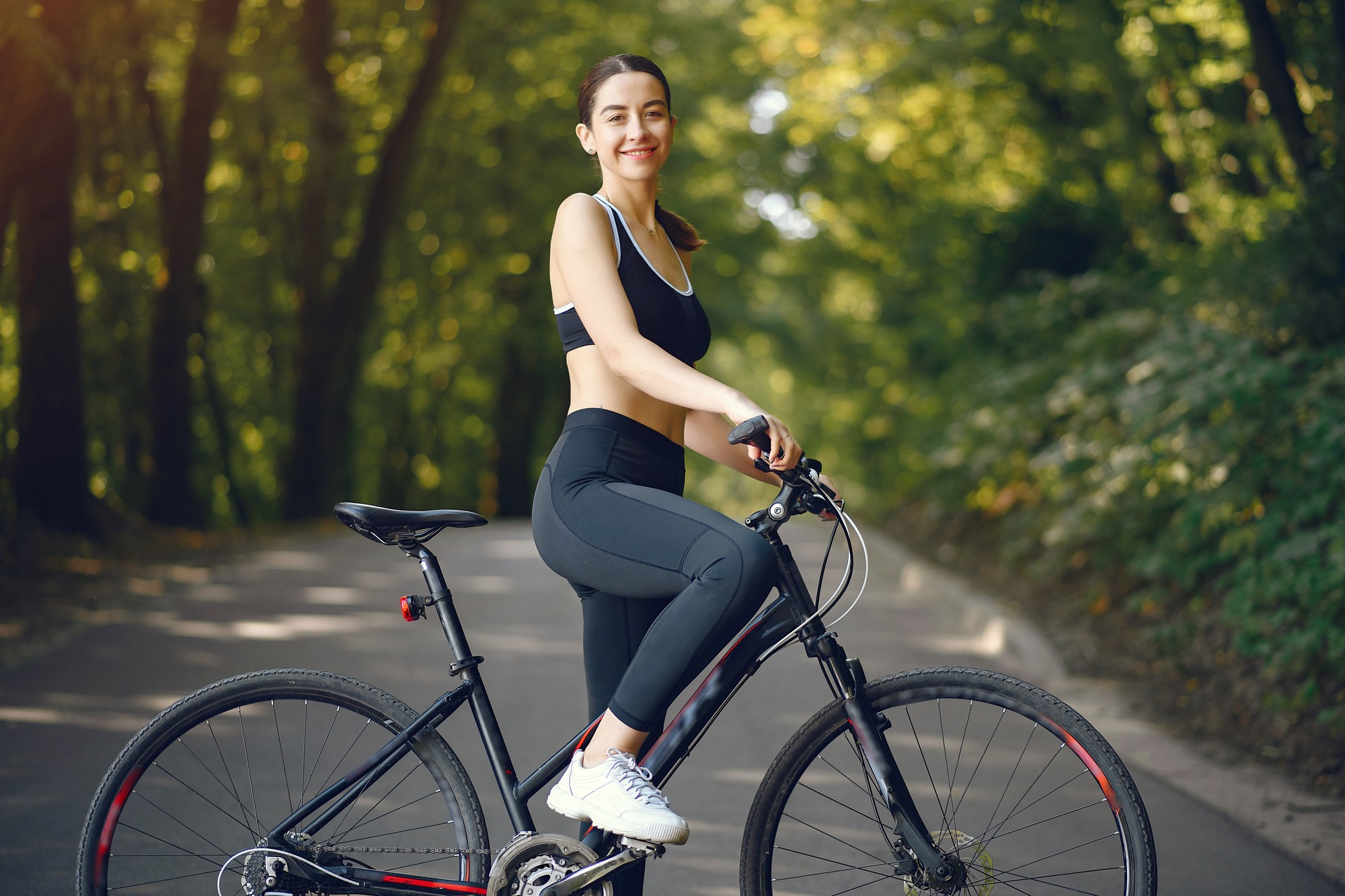 Odborníci pripomínajú, že pri jazde na bicykli môžete spáliť stovky kalórií, no aby zmizol kilogram, treba najazdiť viac ako 200 km.