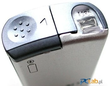Spodnia część CW200 kryje prócz klapki od baterii, przezroczystą zaślepkę od gniazda USB