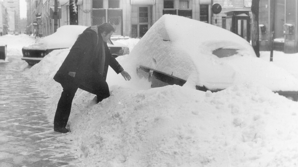 Warszawa, styczeń 1979 r. Zima stulecia. Ulica Chmielna, na skrzyżowaniu z ulicą Nowy Świat