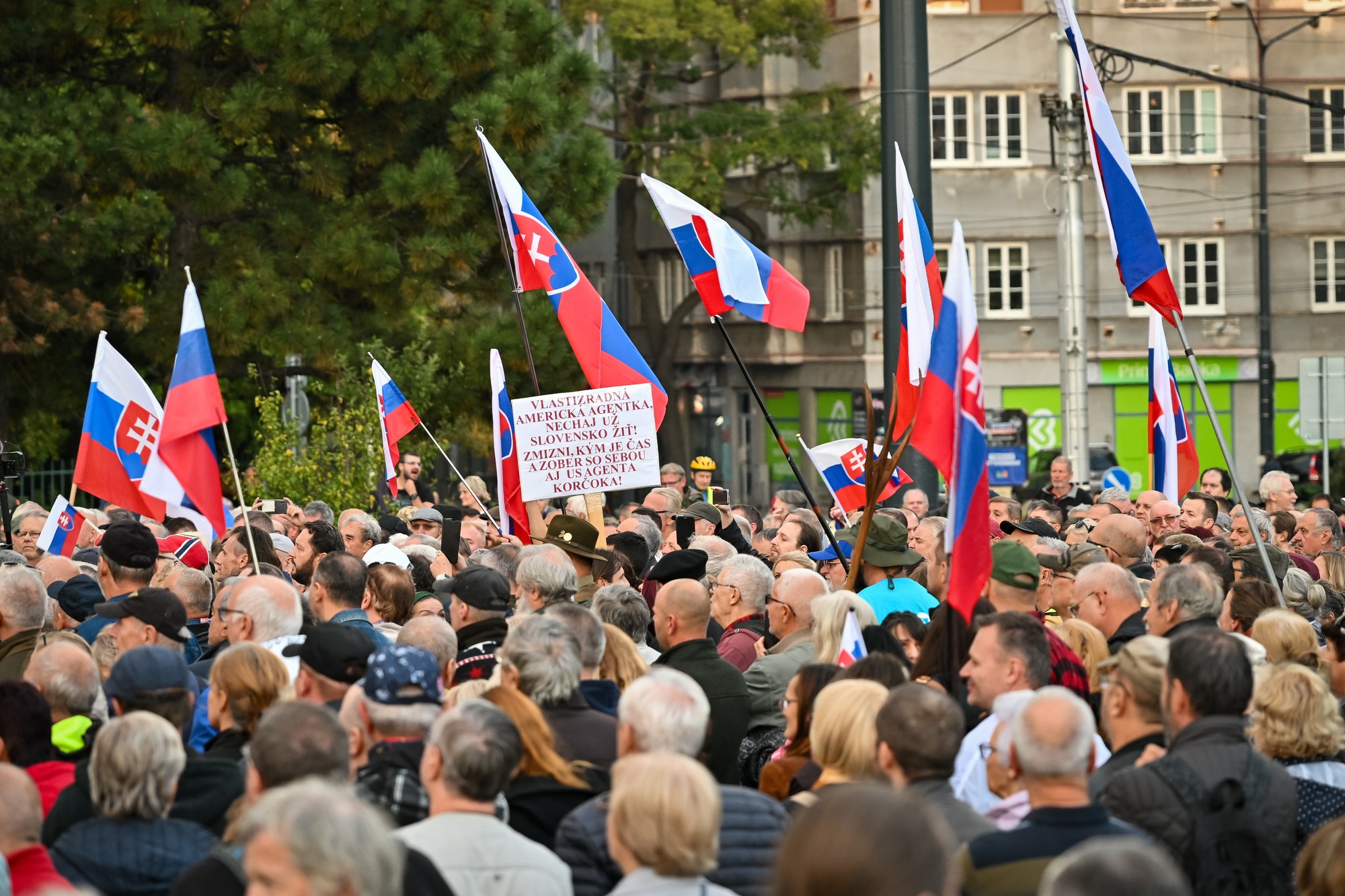 Verejné zhromaždenie na podporu Rudolfa Huliaka pred Prezidentským palácom