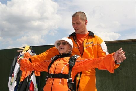 Przasnysz (woj. mazowieckie), 28.07.2008. 82-letnia Krystyna ZbyszyŮska z Fija?kowa i instruktor Grzegorz Kucharczyk 'Iwan' przygotowujL siÍ do wspůlnego skoku z samolotu ze spadochronem, 28 bm. w Przasnyszu. Pani Krystyna jest najstarszL w Polsce kobietL, ktůra zdecydowa?a siÍ na taki skok. Wspůlny skok w tandemie odbywa siÍ z doúwiadczonym instruktorem spadochronowym na plecach. (kru) PAP/Jaros?aw Sender