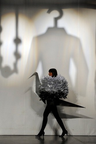 Papierowe kreacje zaprezentowali na zakończenie semestru studenci  pierwszego roku krakowskiej Szkoły Artystycznego Projektowania Ubioru