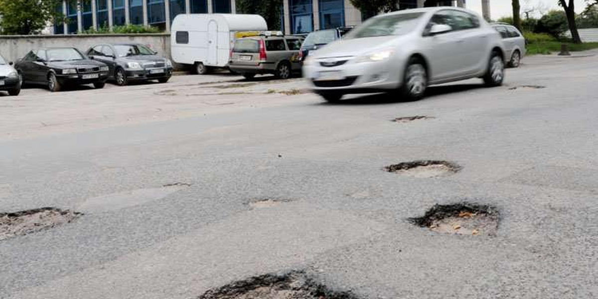 Załatajcie te dziury zamiast stawiać tu parkomaty!