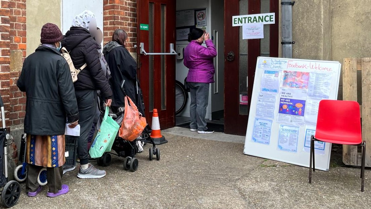 Brexit zrujnował im życie. Rozmawialiśmy z Brytyjczykami w kolejce po darmową żywność.