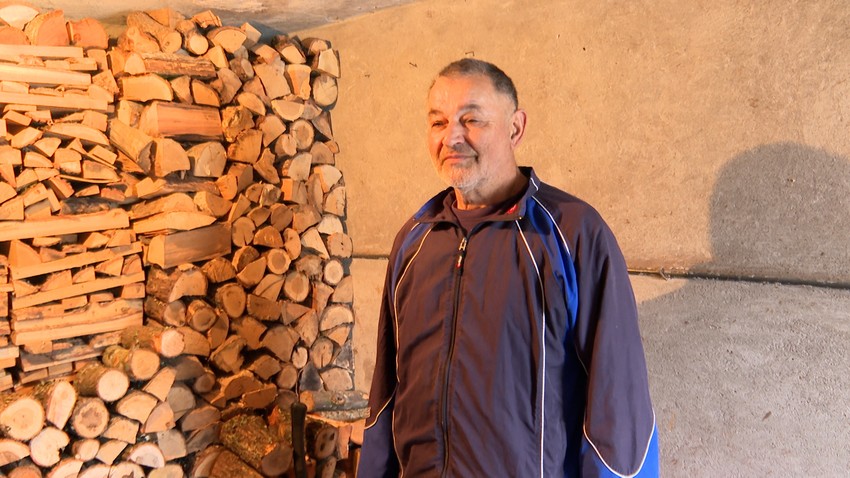 Vojinov komšija Zvonimir kaže da je lakše cepati drva nego glumiti