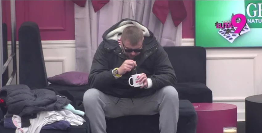 Janjuš se slomio zbog smrti brata: Na godišnjicu smrti se osamio u dvorištu, tužan prizor