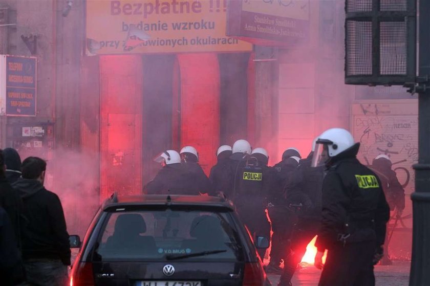 Zadyma podczas Marszu Niepodległości