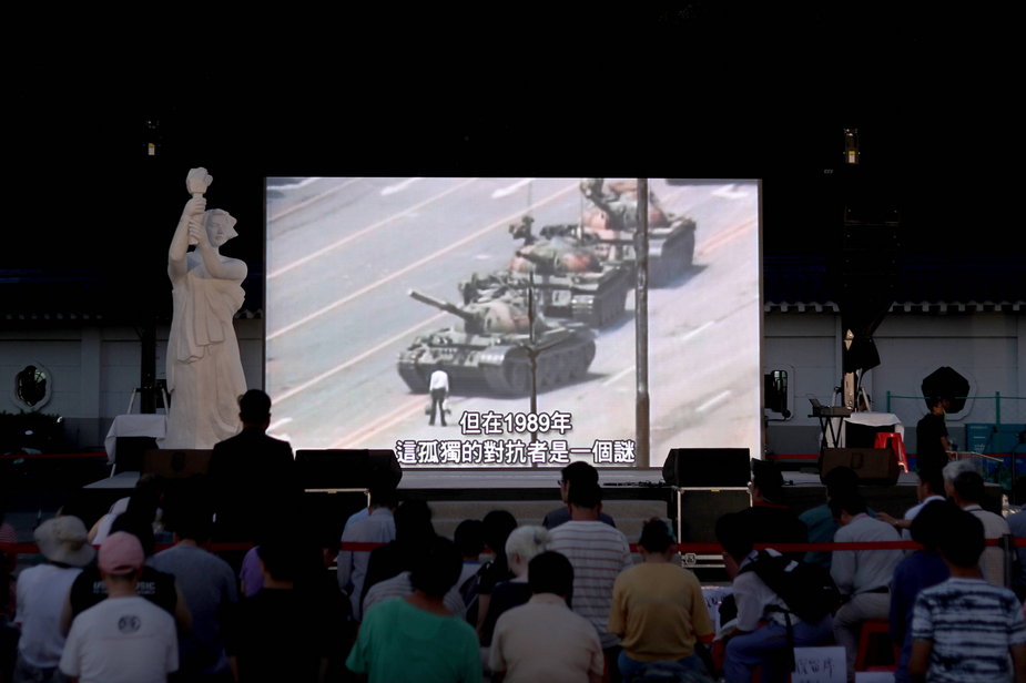 Obchody 30-lecia protestów na Placu Tiananmen. Tajpej, Tajwan, 4 czerwca 2019 r. Projekcja nagrania Tank Mana zatrzymującego kolumnę czołgów.