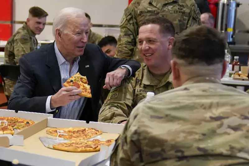 Podczas wizyty w Polsce, w marcu 2022 r., prezydent USA zajadał się pizzą