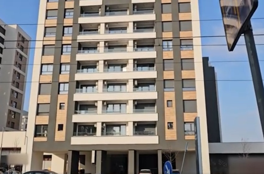 Kristinu Spalević smo zatekli kako čeka tramvaj, nakon drame sa Kristijanom Golubovićem decu predala ocu