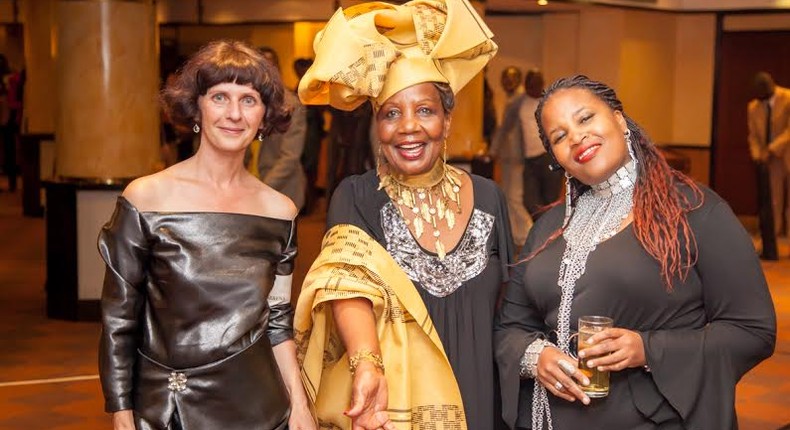 Orie Rogo Manduli (centre)