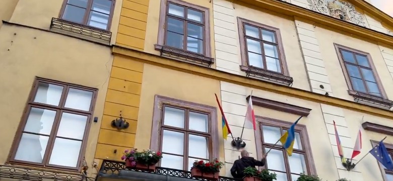 Posłowie zamienili flagi ukraińskie na polskie. Burmistrzyni zarzuca im kradzież