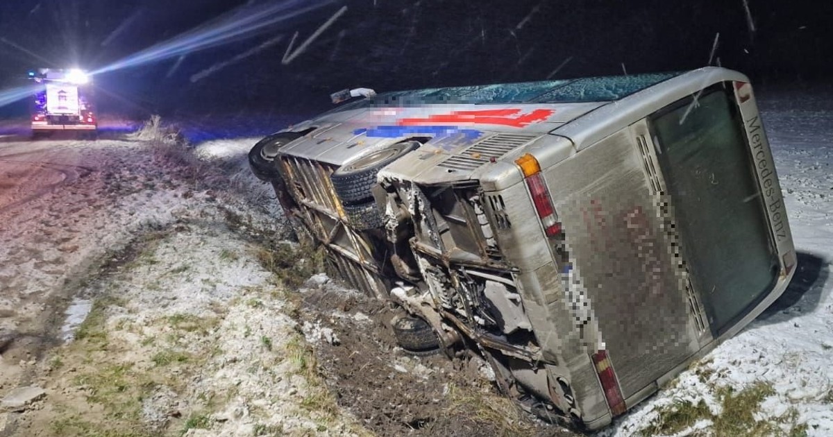 Trudne warunki dają się we znaki. Autobus nagle wpadł do rowu