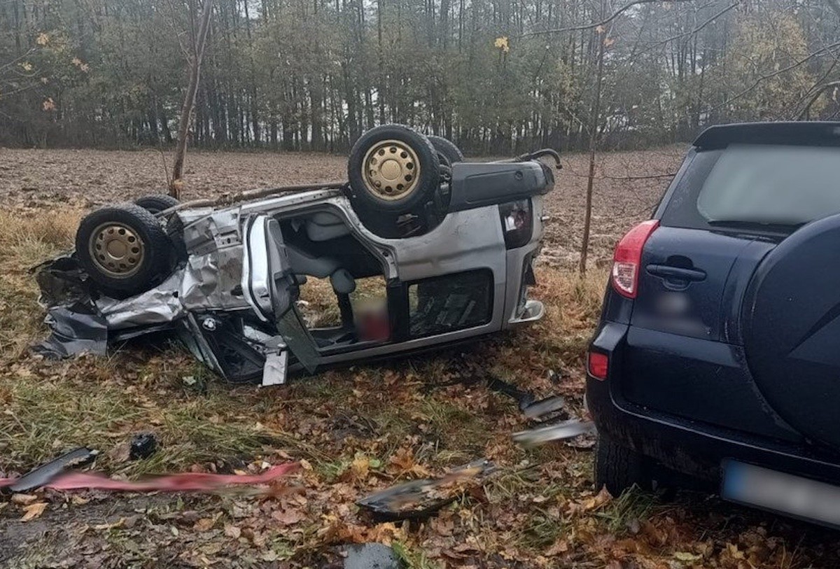 Pijany kierowca Subaru dachował